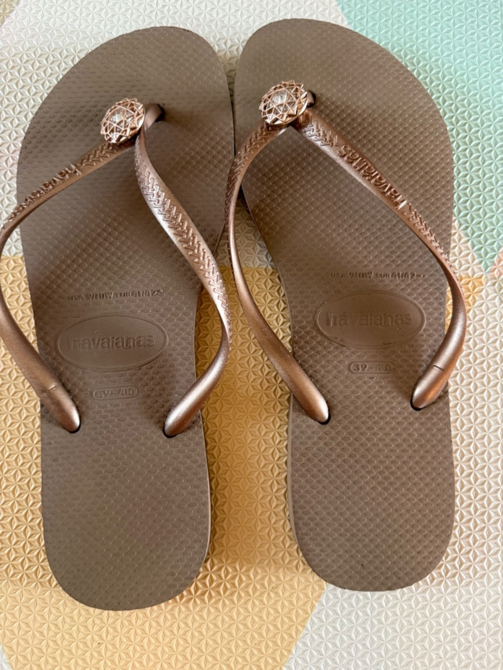Havaianas Women's Bronze  Flip Flops with Decorative Emblem Size 39/40 (9/10)